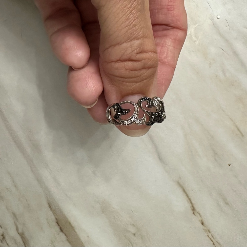 Elegant Silver Swirl Ring